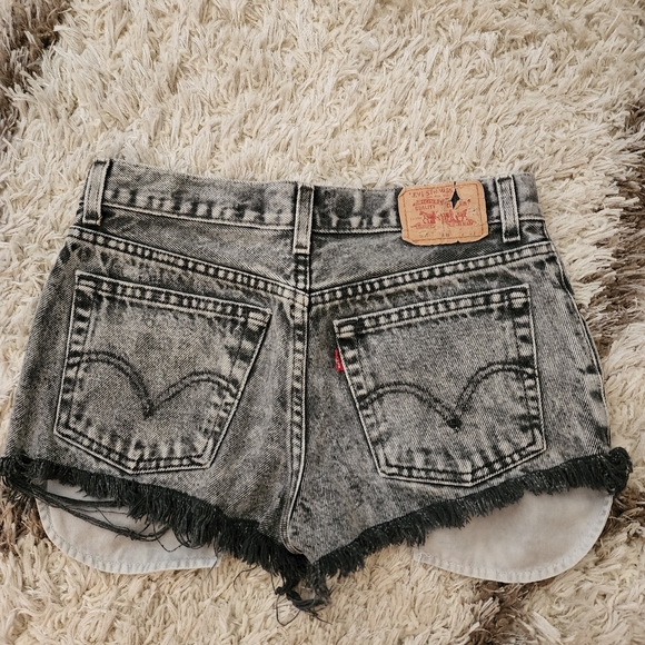 Levi's 550 shorts: waist is 29" - Picture 2 of 3